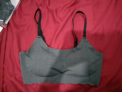 我在淘宝买胸罩不是第一次了。 坦白说，尺寸有点难找，喜欢的款式，美的款式，每次尺寸都A／B罢了。 所以经常选不到，在这家算是不错，还能找到几个款式。我非常的期待。。。 昨天收到货，刚刚才打开来看看。 这款式不错，薄杯款的，应该可以合穿吧。哈哈。。。 因为是看款式不错，价格ok，又是薄杯杯又能取出，而且布料不错柔软滑滑很亲肤5，弹性不错，无钢圈。感觉穿起来很凉。能穿着运动。 这款式C/D杯都不是问题，买来看看好不好穿的。哈哈 试穿不合我的话就给姐姐呗。。。 总而来说就是不错啦! 等我试穿了，就来追评！ 先给卖家好评，毕竟尺寸不是东西的问题，是我的问题😂 基本上都很好的。物流也快