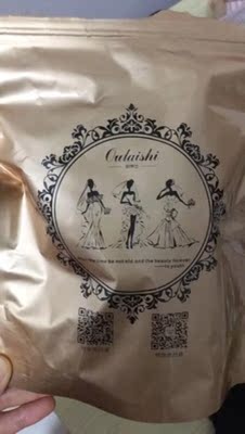 密封袋装的，独立包装，特别的显干净，买来穿婚纱用的，试穿了一天挺粘的，也比较舒适，满意，不错，试戴了集中效果不错，已经清洗了、还是很粘！而且穿着效果特别的好，小胸穿起来也很显大，质量不错，物有所值，服务态度也很好，质感很不错，粘力很好不会掉，很服帖，聚拢效果超赞， 穿起很舒服 效果棒棒哒 一整天都没有问题 ，而且可以多次使用，大赞，谢谢卖家的小礼品，还送了清洁皂，特别温馨。