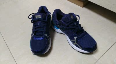 鞋子轻，穿上脚很舒服，颜值高，大小刚好，和一些世界名牌大牌子的产品有得一比，希望运动跑步感觉更好吧。