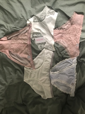 还没穿，实物基本与图片一致。就是纯棉款的腰围比蕾丝款的大好多&hellip;&hellip;总体还是不错的，看到99五条的活动就立马下手买了(虽然不包邮)，Nice!