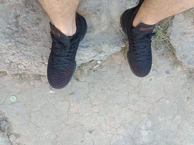 虽然鞋底硬了点，可能是气垫还没踩开。不过打球的时候够响的，声音够骚 。