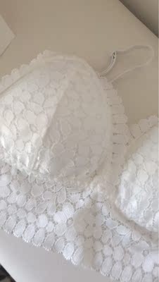 很轻薄，买来居家穿还不错，蕾丝很柔软，不扎身。