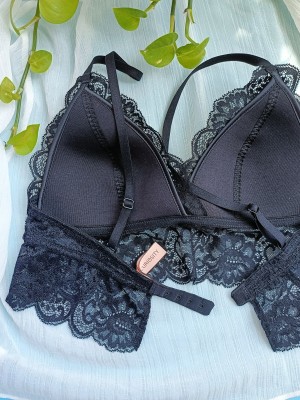 这款内衣不仅颜值高，蕾丝材质舒适亲肤不扎皮肤，简直自带仙气，而且有多种穿法，可以搭配开衫，也可以单独外穿搭配短裤，妥妥的😍清冷辣妹风都很合适