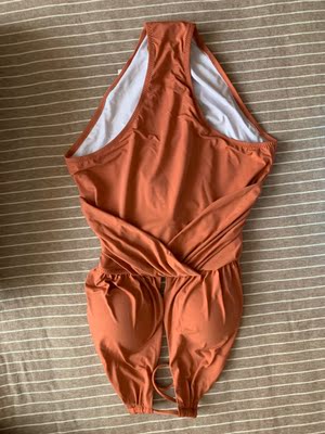 颜色真的特别，显白，我其实穿着有点露我不习惯，但是真的喜欢这颜色