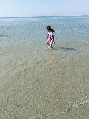 穿起拍照美美的，裤子里面有衬布就好了，有线缝紧的话小妹妹可能不舒服，不过娃儿瘦穿起没有听她说难受。妹妹高128，重44穿的6-7岁的号，给大家做个参考。上个图大了，玩得都不配合拍照。