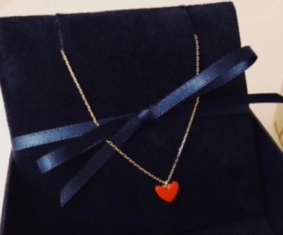 项链收到了，真的很美实物比较亮，做工精细不掉色这下可以放心戴了，很衬肤色也很百搭，到货很快愉快的一次购物非常好特别好看，我朋友都说，谢谢，不错，帮同事买了一条，中间出现一些问题，卖家很好的解决了，我的戴了这么久依旧很闪。