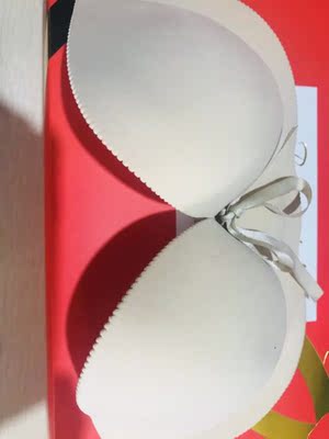 good，发了顺丰快递就是任性啊。隔天到货哦！颜色看着就挺小清新的，包装也好看的呢。内衣充气后就能穿，穿久了也不会闷热的呢。内衣的透气性杠杠的。主要是提胸效果挺不错的呢，我下垂的胸型都被承托的挺拔了不少。布面和透明的我都搭配穿过。效果都是一样的好。穿戴了好几次出门。天气热，胸部都没有闷出一点汗来。我是一直都是搭配透明侧翼使用的。为了要搭配我的露肩装和吊带裙穿。贴了长时间后，撕下来后皮肤不会有任何不适哦。没有粘腻的感觉，也不会痒和发红，内衣和透明侧翼的质量真的要点赞。透明侧翼洗了后也不会脱胶哦。内衣好穿效果明显，支持