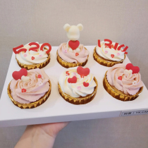 Valentines Day cupcakes decorated with Mafen Cup packaging boxes Loving Little Bears Mercy girls table white sweet table dress