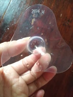 薄薄的，很软，没有异味，孩子吃奶不费力气，喂奶减轻疼痛感，可高温消毒。很方便。有独立小盒子，很满意，很干净卫生薄薄的，很软，没有异味，孩子吃奶不费力气，喂奶减轻疼痛感，可高温消毒。很方便。有独立小盒子，很满意，很干净卫生