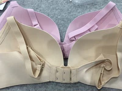 这个文胸是无痕的,带的很舒服,很透气。运送速度很快,很满意的一次购物质量很好,希望更多的朋友信赖．店主态度特好。穿上舒服,大小合适。上身效果很好,有聚拢胸部的效果,我还怕在网上买的胸衣不行呢。