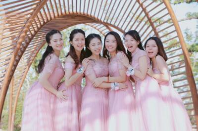 甩掉了平常被内衣勒住的不爽感觉，这下可以自由自在了，很轻盈，却是穿着不会觉得胸部下垂，挺拔效果好。特意蹦哒几下都没事 穿上露背装太有型了，材质很好，很喜欢，软软的。