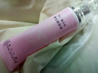 青春期过后，身体某些部位都变黑了，尤其是屁股。收到货后迫不及待用了，包装看上去一般，有淡淡的清香，很温和不刺激，吸收很快，肌肤很润滑，味道也不刺激，有一点点变化了，相信以后经常用效果应该会更好，强力推荐。