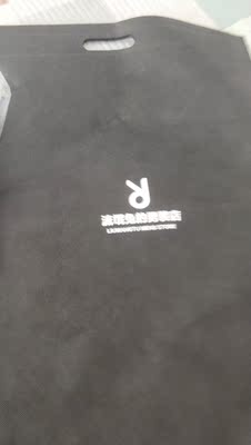 以前总觉得淘宝店铺的衣服质量一般，于是看着好看就买了两件，没想到这家店铺衣服质量很好，做工细致，重新认识了淘宝。