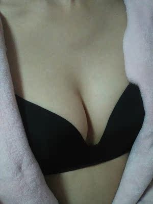 宝贝真不错，尺码标准，穿着舒服不勒，黑色很性感有没有，秒变B杯，就喜欢这样不带钢圈得，超级喜欢