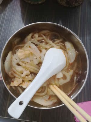 不想等就干脆用锅自己给煮了,就放了一点点的料,其他的都是我自己放的盐和味精,口味比较清淡,料真的不够这个价格。 不想等就干脆用锅自己给煮了,就放了一点点的料,其他的都是我自己放的盐和味精,口味比较清淡,料真的不够这个价格。