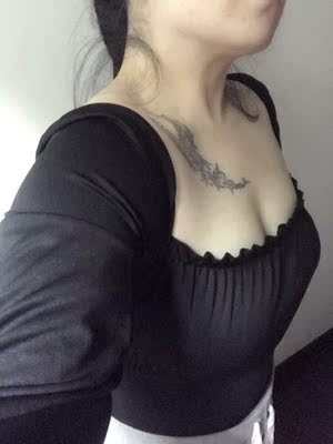 厉害了这件衣服，没想到上身效果这么好，穿上看不出我150吧，有修身的效果，关注这家店铺很久了，很喜欢欧美风，但本身很胖一直不敢下手。希望卖家能多出XL码数的衣服，但这件衣服胖妹子真的可以下手，弹性一般刚好可以穿出身形。很性感哦～物流也比较快～