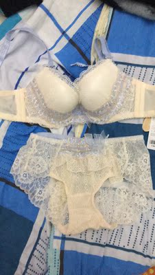 很好看啊 实物比图片更好看系列 比较厚 正好冬天穿 质量摸着就很好 实物和我拍的没有色差 图二是另外一套 都超美质量好 以前买过她家内裤穿着质量超好所以来回购两套内衣了 图二的内裤穿上略不习惯有点卡菊花哈哈哈哈哈 但是绝对值得啊 图一的还没有穿 看着就很喜欢 很好看啊 实物比图片更好看系列 比较厚 正好冬天穿 质量摸着就很好 实物和我拍的没有色差 图二是另外一套 都超美质量好 以前买过她家内裤穿着质量超好所以来回购两套内衣了 图二的内裤穿上略不习惯有点卡菊花哈哈哈哈哈 但是绝对值得啊 图一的还没有穿 看着就很喜欢