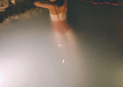 这件泳衣一开始是室内看了下打算退的，如果光线不好这个颜色看着就很土，但胜在设计我真的很喜欢，最后还是留了，拍照真的很好看，光线好的时候肉眼看着也很好看。但第一眼就会觉得一般。嗯！