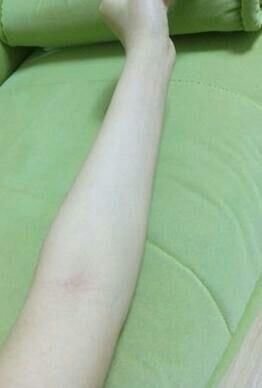 不错的，毛毛太多了，这个脱毛膏效果不错的，用完后，基本上都是干净的了，感觉不错的温和不刺激，味道也不难闻的，涂上十分钟左右湿巾擦拭就感觉了 脱得挺干净 皮肤也光滑 用起来还是很方便的 价格也实惠 比那些贵没有效果的好很多很多。总的来说还行，感觉不错。