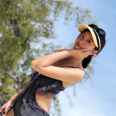 好评  超级好看 显白是真的拍照显胸大   可能因为腰部的衬托   超级好看  放到朋友圈都说泳衣很加分   不过就是洗的掉颜色  掉蓝色的水   我是172体重117左右  买xl的有点大了不贴身肩带总掉  下次就知道买l的了之前买的是黑色的一款   店家特别好有个小瑕疵就给我退换了😬😬😬😬