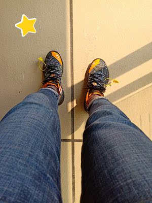 第一次在球鞋家买,鞋子质量正品,买鞋时候找客服,客服还特意提醒和给一些建议。给客服点赞!物流也很快!👍👍👍 第一次在球鞋家买,鞋子质量正品,买鞋时候找客服,客服还特意提醒和给一些建议。给客服点赞!物流也很快!👍👍👍