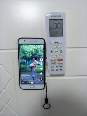 超级棒的吶~哪都可以贴。优秀！ 做菜的时候贴边上，可以边看菜谱边做。可以说是超级方便了~哈哈~然后也可以贴床头。看电视啥的。