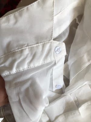 特别透，因为送朋友的，所以没有全摊开看，大体看了下还不错，面料摸着也舒服，不知道合不合身。衬衣领子是软塌的，不是硬的，走线和扣还可以