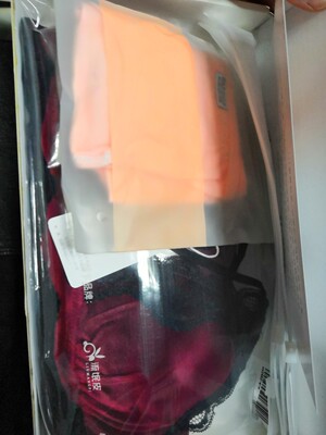 包装的很完美，这是我第5次购买了，一买又是一套加两件，店家还送了一条内内，两款式都喜欢，既舒适又性感😍