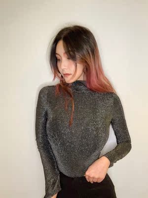 连体衣料子很滑很舒服，打底也可以单穿也好看。穿起来很显身材，喜欢喜欢。