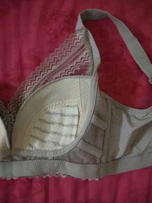 这是我在千奈美买的第三款文胸，前两次因为没有根据胸型买文胸的服务，所以不是特别适合我的胸型，第三次买的时候，发现店铺贴心的附上了购买指南，特别满意，面料很细腻很透气，没有闷热感。很爱！希望店家能把更实惠更安全舒适的内衣带给女性朋友！