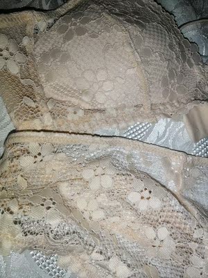 颜色和图片一样，温柔的暖杏色，小碎花，特别好看。适合小胸，又不会空杯，穿着很舒服，但是内裤微微有点勒。