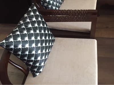 客服真的很有耐心，这一套应该是我在淘宝上买的最贵的东西了，家里人直说我胆子很大！但是收到货真的不一样，质量做工都很好，物流也很快，运输师傅很尽责，我们沙发差两公分进不去电梯，是两个师傅抬上楼的，真是庆幸楼层不高！大件运输难免磕碰，又是实木家具，我把磕碰照片发给客服，客服立马安排本地保养，我爸还顺便让把家里的八仙桌也维护了一下，虽然是自费的，但是真的很满意！这样的服务和质量，一定能长久的做下去！要非说个缺点，那就是我最后选的抱枕不太上档次，自己又重新做了，不过这都是小事情，不影响对店家的好评