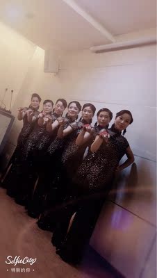 料有点薄，里布有弹力的，客服推荐的尺码很合适，拍了11套大小多不用修改，这旗袍弹力足随身材，我158、105斤选了𠃊很合适，长了直接包了一寸，好看不好看就看团体照😊