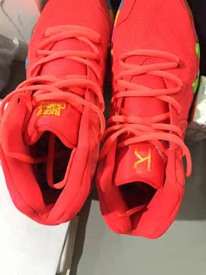 质感很好,上脚感觉很轻快,一点都不厚重,鞋底也很防滑,非常舒适 质感很好,上脚感觉很轻快,一点都不厚重,鞋底也很防滑,非常舒适