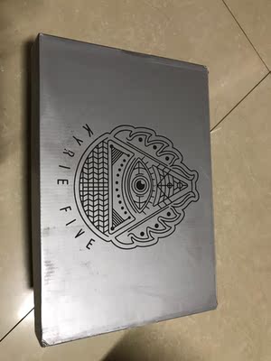 首先盒子外部有明显的灰尘,打开可以看见那个发条已经断了,却有拆毁不退的字样,好在鞋子整体没有太大问题,除了有很大的气味,比旗舰店少了100元,也就这个水平了 首先盒子外部有明显的灰尘,打开可以看见那个发条已经断了,却有拆毁不退的字样,好在鞋子整体没有太大问题,除了有很大的气味,比旗舰店少了100元,也就这个水平了