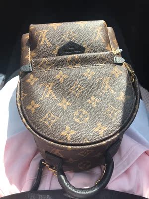 对比了一下我之前在意大利专柜买的包，我是真的没看出来有什么区别，五金细节也都做的很好，以后还有喜欢的款式一定会回购