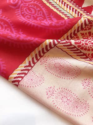 发货速度给力~披肩收到超好看，很不错，颜色很正，没有色差，很喜欢！摸着也很舒服很有质感，随便一搭就很好看很大牌的感觉，颜色特别大方显气质，看起来很有档次，旅行路上一直带着拍照。回头率很高呢，非常上镜，衬肤色，晒朋友圈被好多人夸，真的是特别好，下次有新款会继续关注，店主要多多上新款