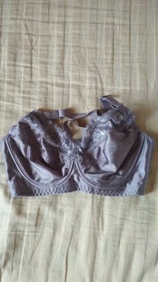 凭良心说，这款胸衣真心不错，我胸大，先买了一件试试的，到货后试了，很舒服，立马又下单买了两件。客服小美女态度也赞一个，很耐心，给人感觉也很贴心，我保证还会来的！