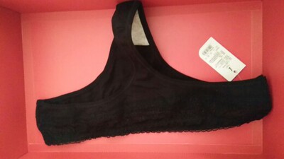 等了一个星期的内衣终于拿到手了，真的是被惊喜到了。非常开心。来自六只兔子的新年礼盒。收到后立马打开看了，质量很好，颜色款式也是非常符合。反正超级喜欢。祝店家生意红红火火。会再次购买的。