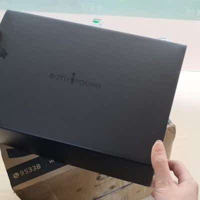 无钢圈很舒服，这个颜色确实超级显白的，包装也很好，值了！