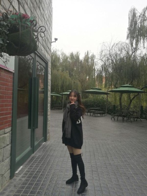 天啦噜，实物拿到手里了，比照片好看！！！麂皮摸着很舒服，穿起来更加舒服了，拥有的感觉真的是很棒呢，很宝贝的一双靴子，搭衣服又好搭，我小腿不好看，穿起来就看不出来，把腿是整的又长又直，太爱惹！