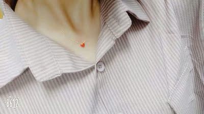 收到宝贝了,店家说支持检测,所以逛街的时候去商场黄金柜台检测了是正品18k金,现在可以放心戴了,中心小红心很精致,代购的包装跟之前买的其他链子的包装也不一样,算是比较满意的网购 收到宝贝了,店家说支持检测,所以逛街的时候去商场黄金柜台检测了是正品18k金,现在可以放心戴了,中心小红心很精致,代购的包装跟之前买的其他链子的包装也不一样,算是比较满意的网购