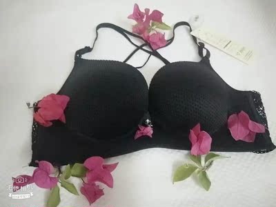 内衣已收到,外包装特别高大啊!内衣完好,沒被压扁。摸起来手感特别好,很亲肤。我迫不及待得试穿了,聚拢效果很棒!瞬间丰满了许多,肩带很舒服,没有任何束缚感。 内衣已收到,外包装特别高大啊!内衣完好,沒被压扁。摸起来手感特别好,很亲肤。我迫不及待得试穿了,聚拢效果很棒!瞬间丰满了许多,肩带很舒服,没有任何束缚感。