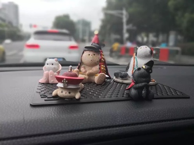 人生里很多人或事，虽然只会和我们相伴一小段。但那时光去会化作一盏小小的灯笼，陪伴着我们走过今后的许多时光。哪怕前路漫漫，灯盏的光芒微弱无法照亮整个人生，却足以在一路上温暖我们日益孤独的心。