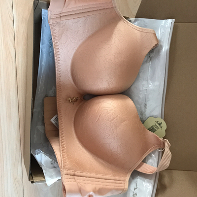 味道太大了，洗了以后还是有味道。虽然是网购，但是细节也太不注意了，线头完全没有处理好。颜色也和图片不符合，老气。料也不尽人意，穿上不知道会不会勒。总之打开拿到货很失望。这个价格我觉得都不符。穿后怎样，等干后试穿&middot;&hellip;&hellip;&hellip;&hellip;&hellip;&hellip;&hellip;&hellip;&hellip;&hellip;&hellip;&hellip;&hellip;&hellip;&hellip;&hellip;&hellip;&hellip;&hellip;&hellip;&hellip;&hellip;&hellip;&hellip;&hellip;&hellip;