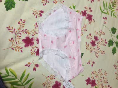 孕早期120斤重，165高，客服推荐的码数正好，内裤带蕾丝边，非常甜美可爱，纯棉面料的柔软舒适还透气性好，两个交叉的松紧带设计，即不勒小肚子，还能帮着托腹。图案也是清新可爱，很喜欢。