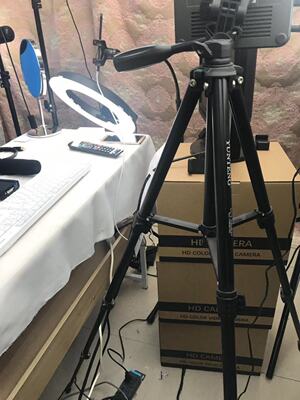 直播设备已经收到，最搞笑的是卖家第一次发货只发个小礼品过来，货是后面才收到的。刚开始收到后比较郁闷电话和卖家联系，才知道货和礼品是分开两个地方发的，还请卖家库房后面再细致一下，毕竟这么贵重的宝贝，分开发 没有留言给我，我还是比较担心的。在卖家的技术支持下 搭建完成。做美妆直播，希望我的宝贝大卖。