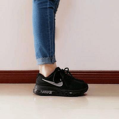 很百搭,穿了很长时间也不臭脚!质量很好,没出现什么质量问题!和我上一双耐克实体店买的一样 很百搭,穿了很长时间也不臭脚!质量很好,没出现什么质量问题!和我上一双耐克实体店买的一样