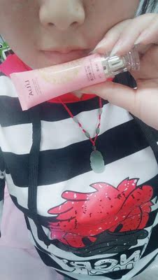 挺不错的，一点也不油腻，也不刺激皮肤，而且很温和。刚开始用几天，但还没看到明显效果，朋友说挺不错的，多用一段时间，会看到明显效果的，再坚持使用吧。