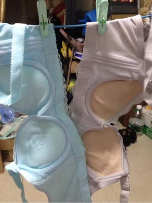 买了两个不同款，对比如图。这是第二次买了，比第一次的感受好太多了！这次两个胸罩下水后都没有味道，和上次一样很贴身很舒服，胸围长度刚好，不紧也不松，固定小胸的效果还不错，内衬拍图给大家看了，灰色款内衬要舒服些，也比蓝色款手感更柔软些，也更聚拢些，穿上后灰色款更凸起些，呵呵。不想内衣单一就买了两个款式换着穿，个人爱好而已。